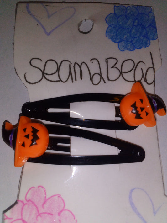 Brown clip with orange pumpkin with bat hat