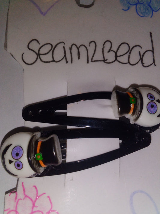 White skull face (black clip)