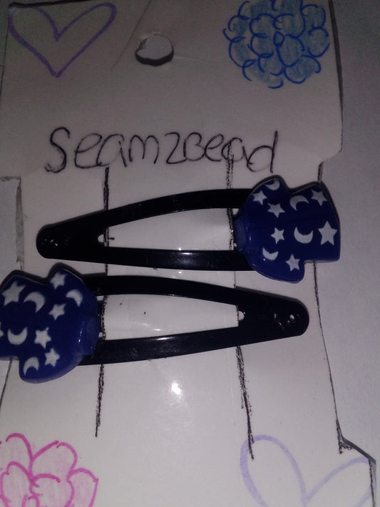 Blue t shirt with white stars (black hair clip)