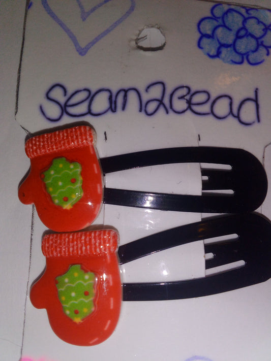 Red mittens (2) with green tree