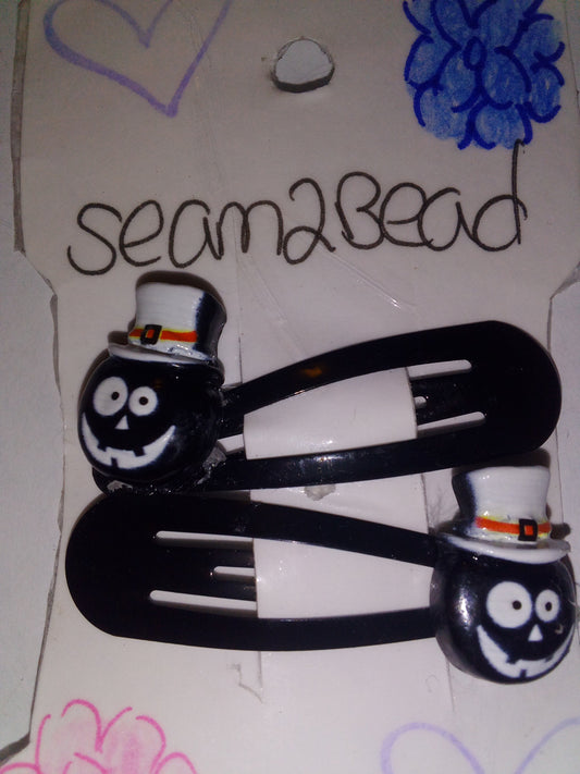 Black skull white face (black clip)